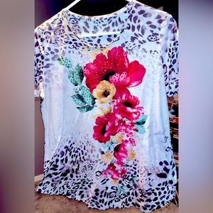 🔆 flash sale 🔅 hurry low 💰💸🔆 animal print blouse nwot Med to Large flowers
